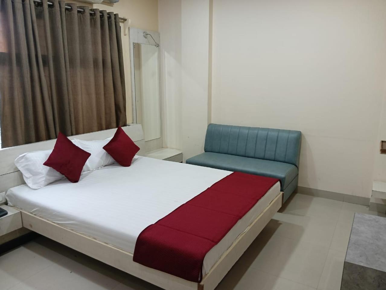 Hotel Tirupati Palace Indore Esterno foto