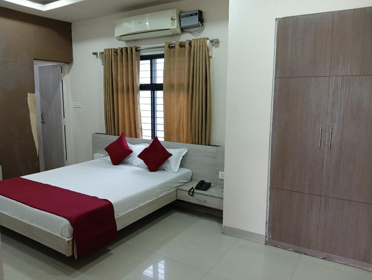Hotel Tirupati Palace Indore Esterno foto