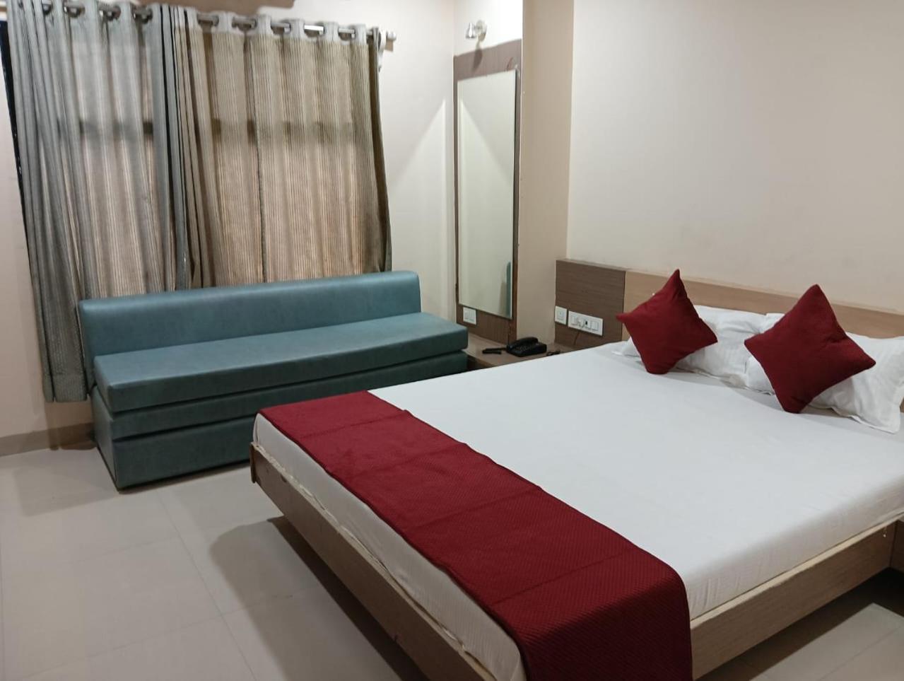 Hotel Tirupati Palace Indore Esterno foto
