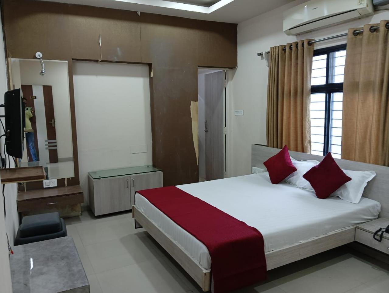 Hotel Tirupati Palace Indore Esterno foto