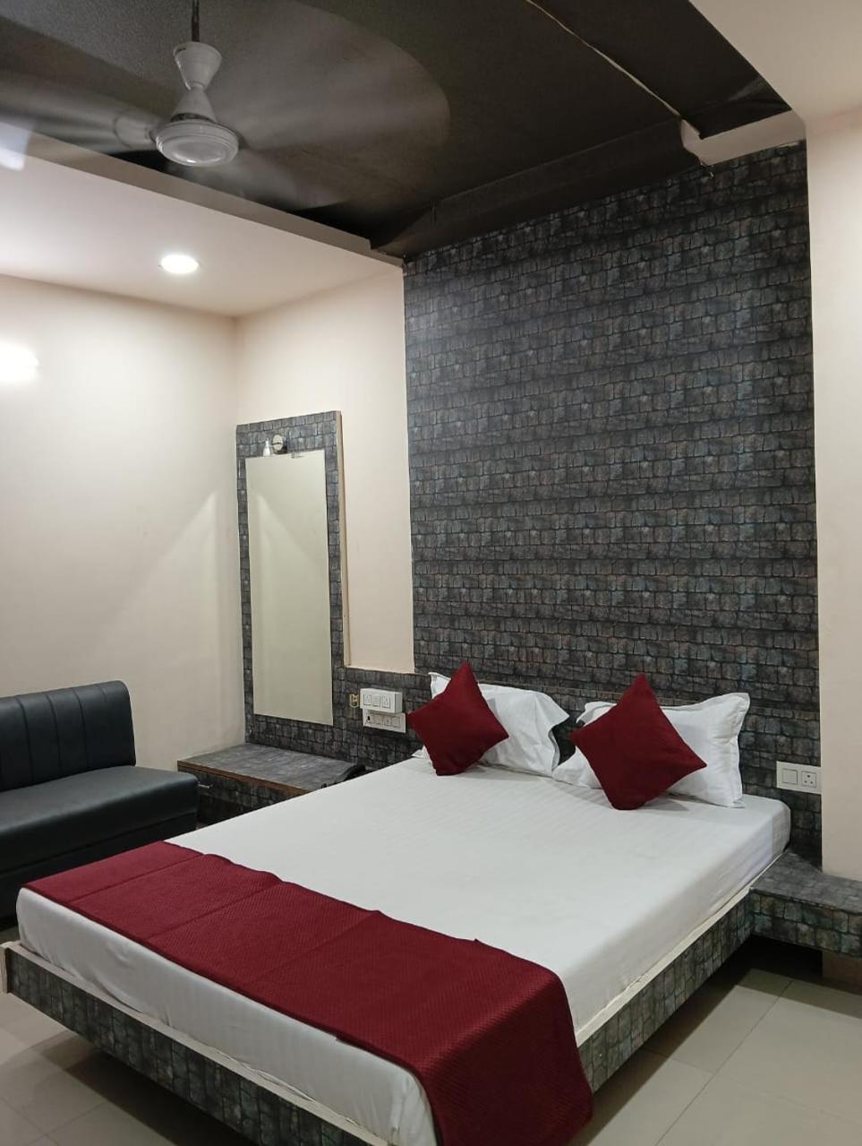 Hotel Tirupati Palace Indore Esterno foto